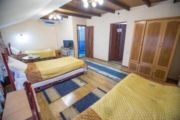 Фото номера Стандартный трехместный номер Гостевой дом Eco House г. Ош 13
