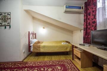 Фото номера Двухместный номер с 2 отдельными кроватями Гостевой дом Eco House г. Ош 2