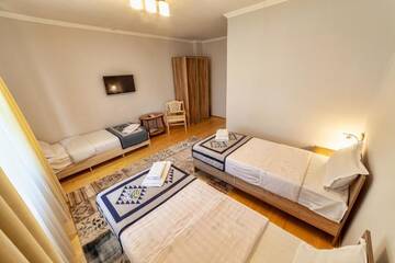 Фото номера Бюджетный трехместный номер Загородные дома TES Hotel г. Ош 2