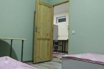 Фото номера Двухместный номер с 2 отдельными кроватями Гостевой дом Konok center hostel г. Ош 4
