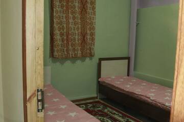 Фото номера Двухместный номер с 2 отдельными кроватями Гостевой дом Konok center hostel г. Ош 6