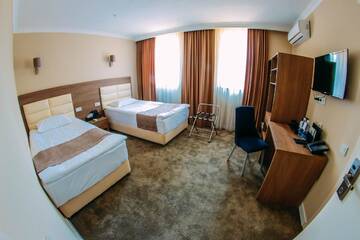 Фото номера Большой двухместный номер с 1 кроватью Отель Osh Grand Hotel Chavo г. Ош 2