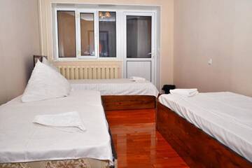 Фото номера Трехместный номер эконом-класса Отели типа «постель и завтрак» Astoria B&amp;B г. Ош 5