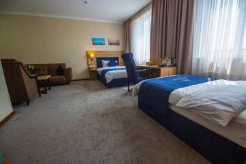 Фото номера Двухместный номер с 2 отдельными кроватями Отель Rayan Hotel г. Ош 4