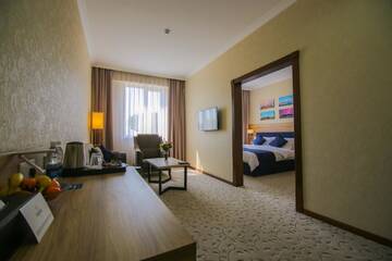Фото номера Двухместный номер Делюкс с 1 кроватью Отель Rayan Hotel г. Ош 2
